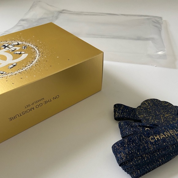 CHANEL Holiday Beauty Box with Ribbon & Flower - Picture 5 of 9